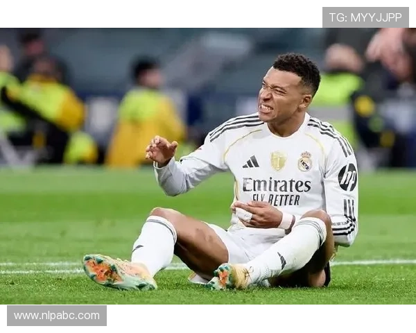 姆巴佩12月带伤出战膝盖再受伤